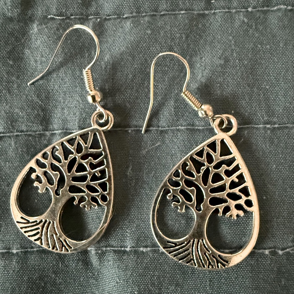 🆕 Elegant Silver Tree of Life Earrings